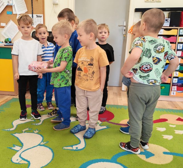 Wręczanie prezentów dziewczynkom.