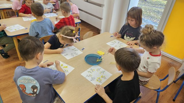 Dzieci podczas zajęć.