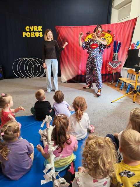 Dzieci podczas pokazów cyrkowych