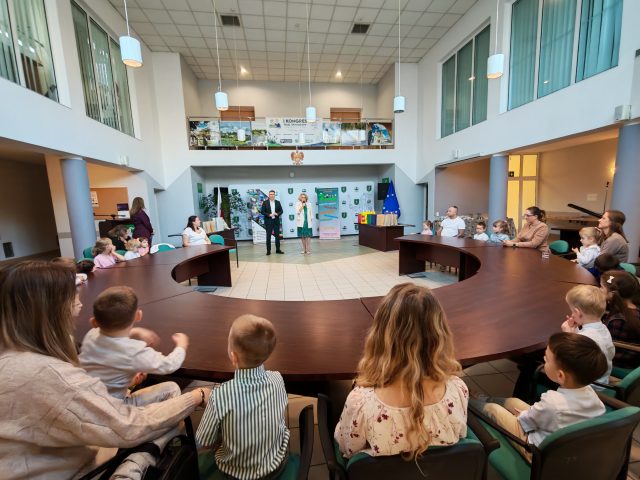 Dzieci podczas  wręczania nagród
