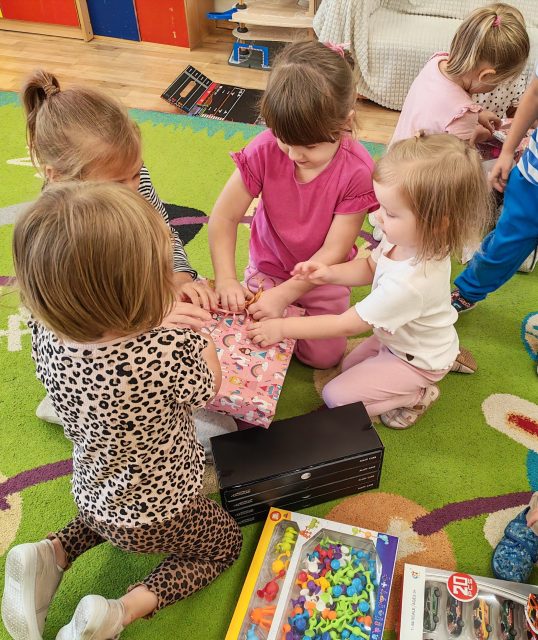 Wspólne otwieranie prezentów.