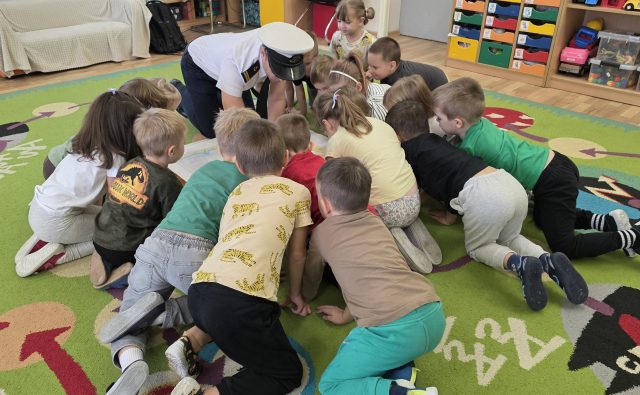 Dzieci oglądają mapę.