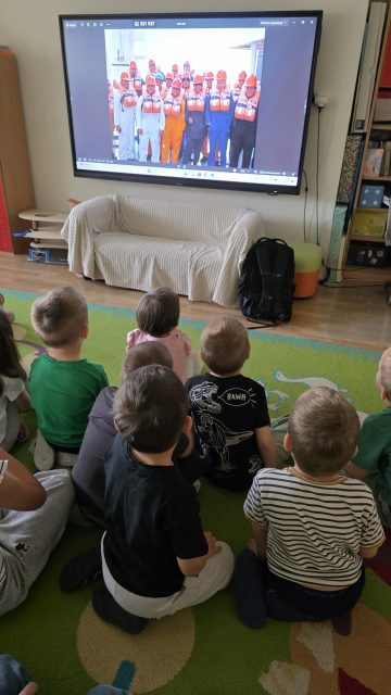 Dzieci oglądają film.