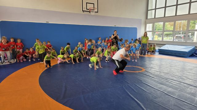 Dzieci podczas ćwiczeń