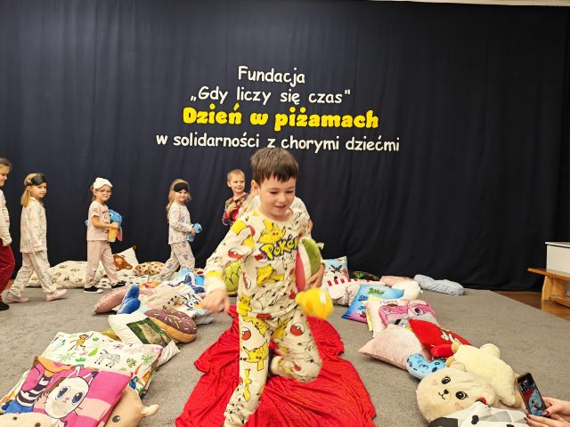 Dzieci podczas Dnia w piżamach