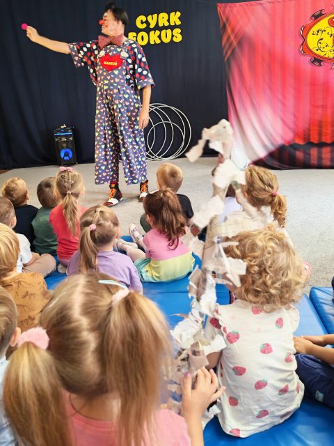 Dzieci podczas pokazów cyrkowych