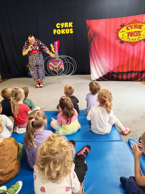Dzieci podczas pokazów cyrkowych