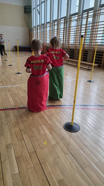 Dzieci podczas ćwiczeń